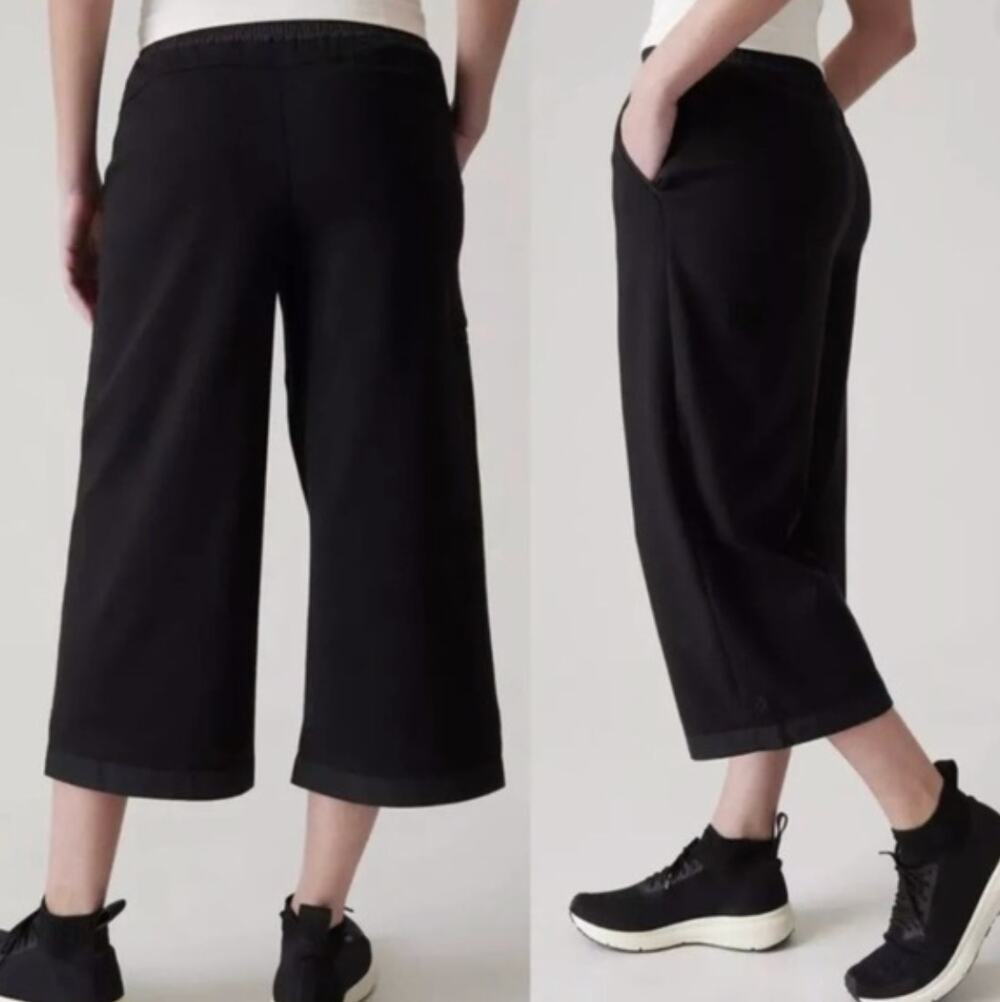 Athleta Triumph Hybrid Black Wide Leg Crop Athleisure Pants, size XS